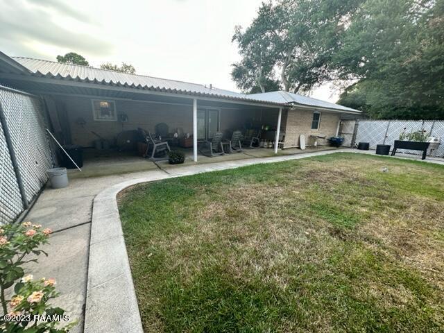 view of yard with a patio area