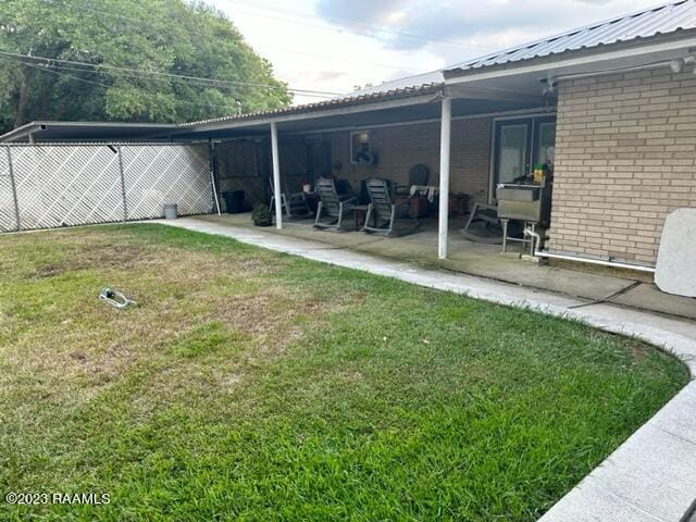 view of yard featuring a patio