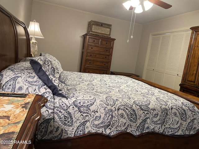 bedroom featuring crown molding, ceiling fan, and a closet