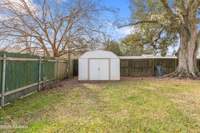 view of yard featuring a storage shed