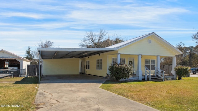 view of front of house featuring a front lawn, a carport, and covered porch