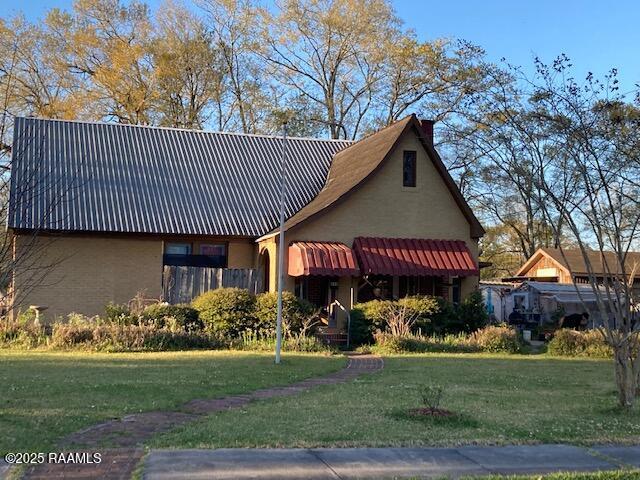 view of front facade with a front lawn