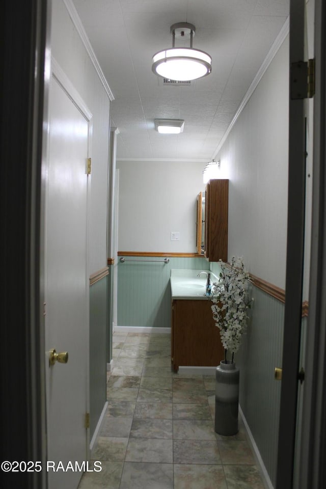 1401 Gregg Ave, Eunice, LA 70535 - corridor with ornamental molding and wainscoting