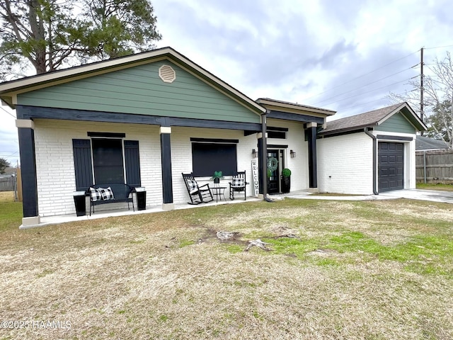 view of front facade featuring a garage, a front lawn, and covered porch