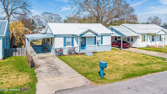 view of front of property featuring a carport and a front yard