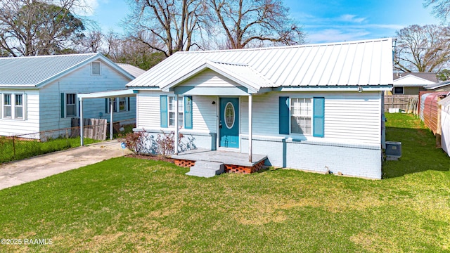 view of front of home featuring central AC and a front yard