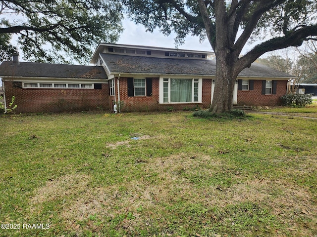 view of front of house featuring a front yard