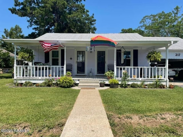 bungalow featuring a porch and a front lawn