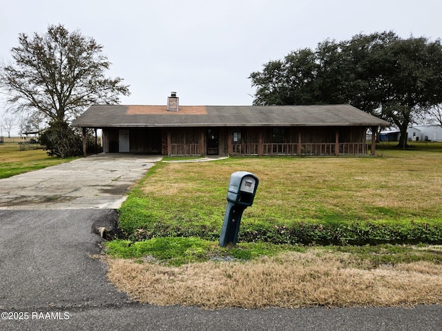 view of front of property featuring a front lawn