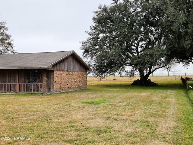 view of yard featuring a rural view