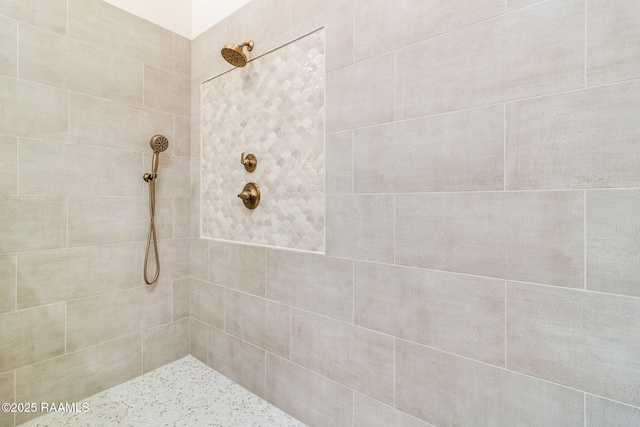 bathroom featuring a tile shower