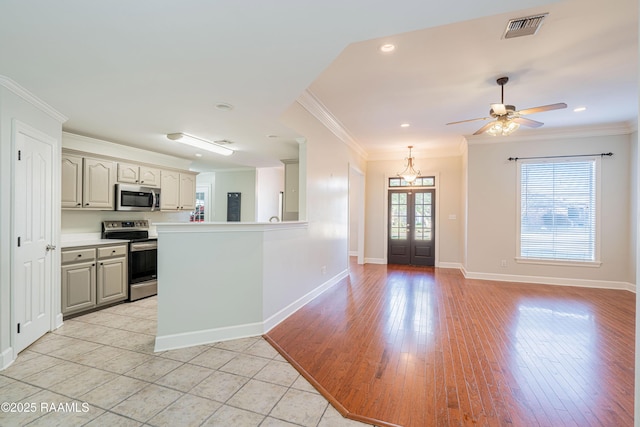 kitchen featuring crown molding, stainless steel appliances, kitchen peninsula, and ceiling fan