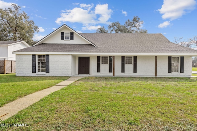 view of front of home featuring a front lawn