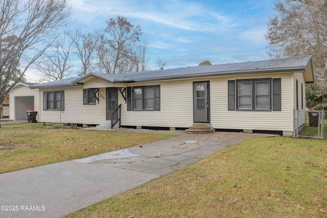 ranch-style home featuring a front lawn