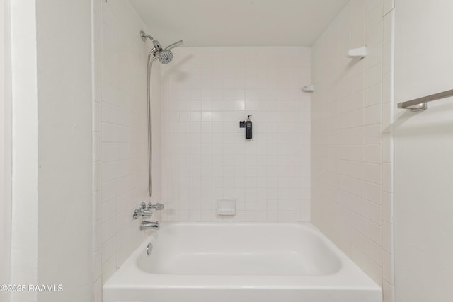 bathroom featuring tiled shower / bath combo