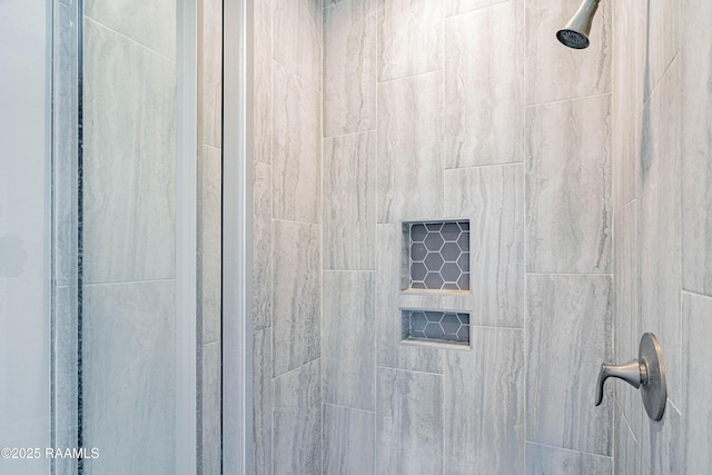 room details featuring tiled shower