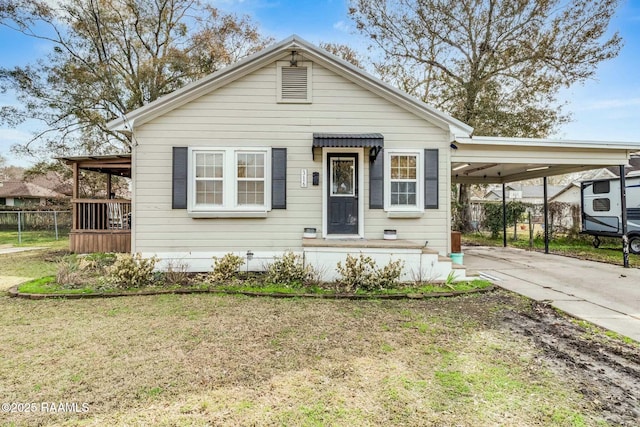 view of front facade featuring a carport, a porch, and a front yard