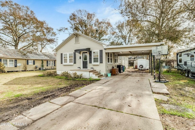 view of front facade featuring a carport and a front lawn