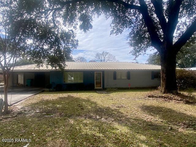 single story home with a front yard