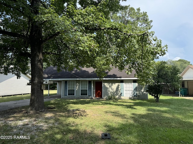 view of front of house with a front lawn