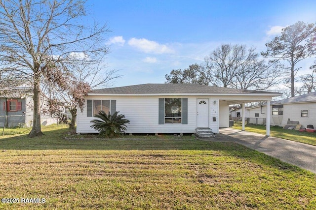 view of front of home with a carport and a front yard