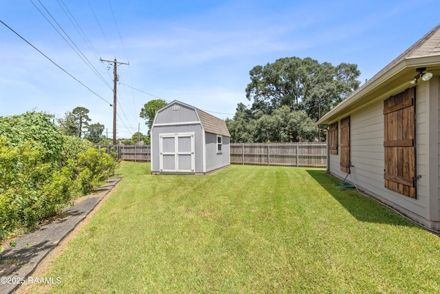 view of yard featuring a shed