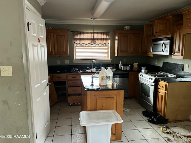 kitchen featuring sink, ornamental molding, appliances with stainless steel finishes, a kitchen island, and pendant lighting