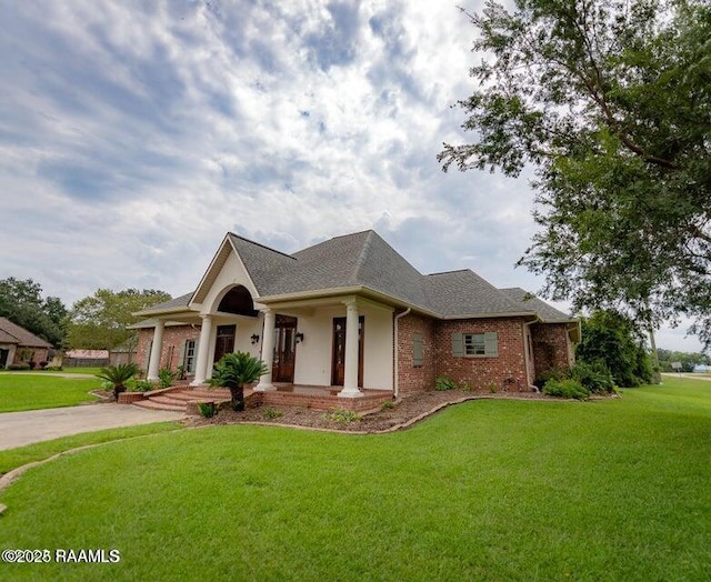 craftsman-style house featuring a porch and a front lawn