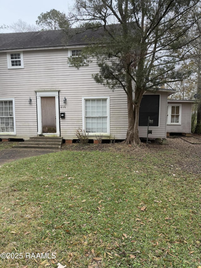 view of front facade with a front yard