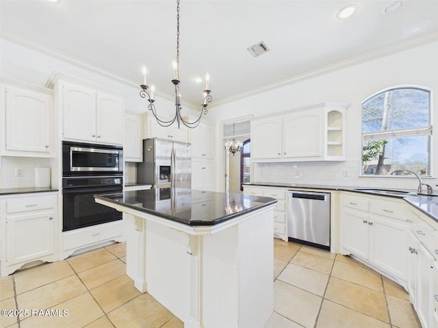 kitchen featuring visible vents, an inviting chandelier, a sink, stainless steel appliances, and crown molding