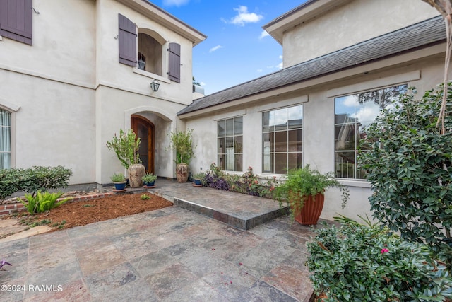 entrance to property with a patio