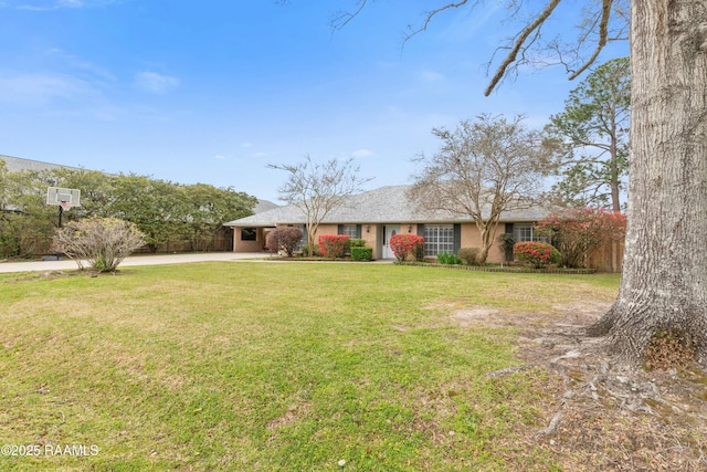 single story home with a front lawn, fence, and driveway