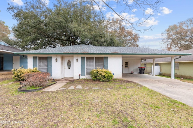 ranch-style home featuring a front lawn and a carport