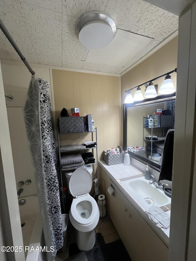 full bathroom with crown molding, shower / tub combo with curtain, vanity, and toilet