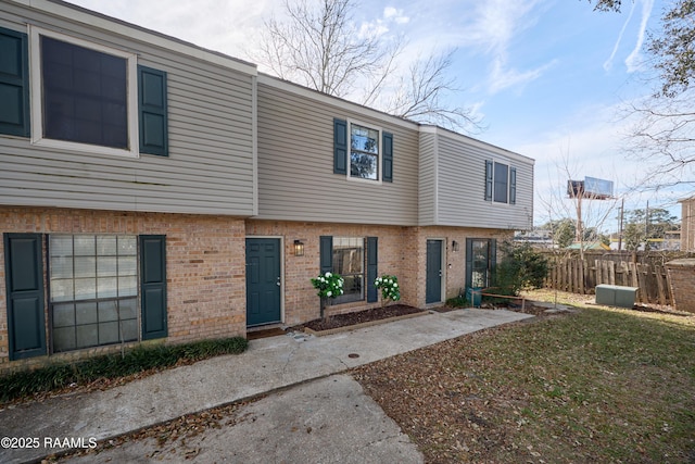 townhome / multi-family property featuring a front yard