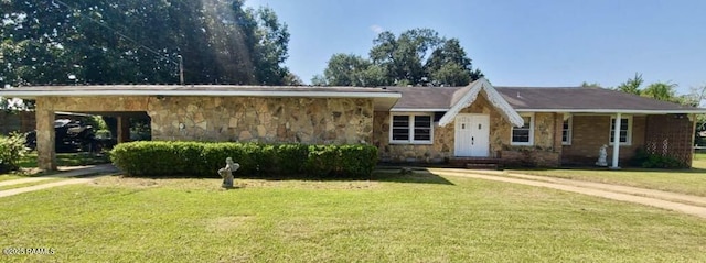 ranch-style home featuring a front lawn