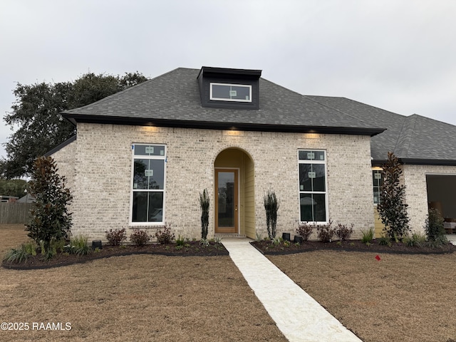 view of front facade featuring a front yard