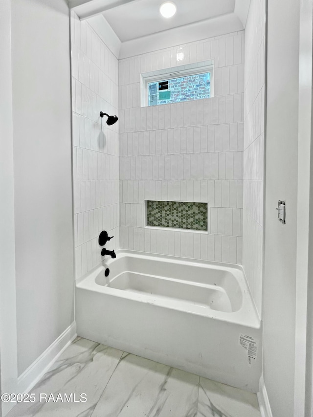 bathroom with tiled shower / bath combo