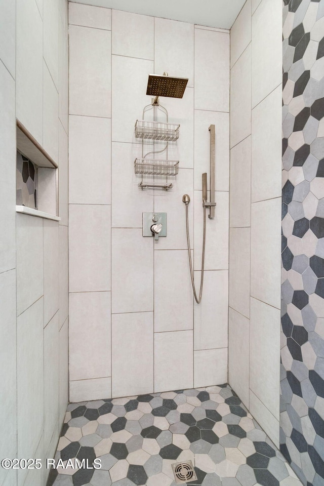 bathroom featuring tiled shower