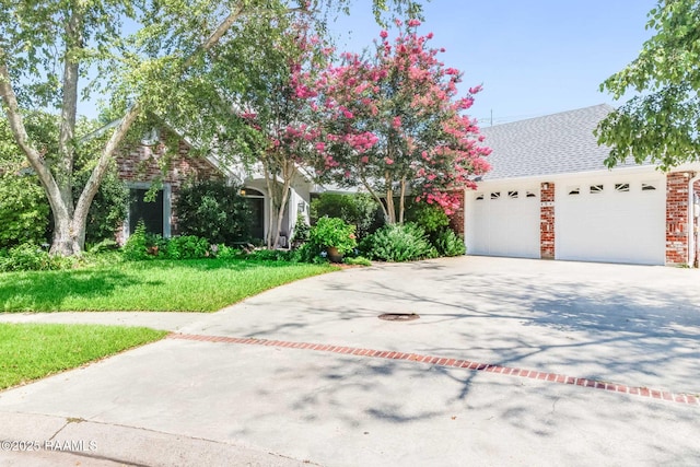 view of front facade with a garage and a front yard