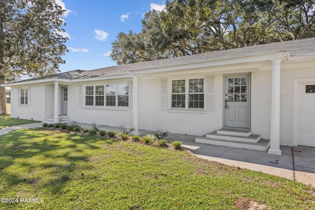 ranch-style house featuring a front lawn