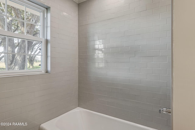 bathroom featuring tiled shower / bath