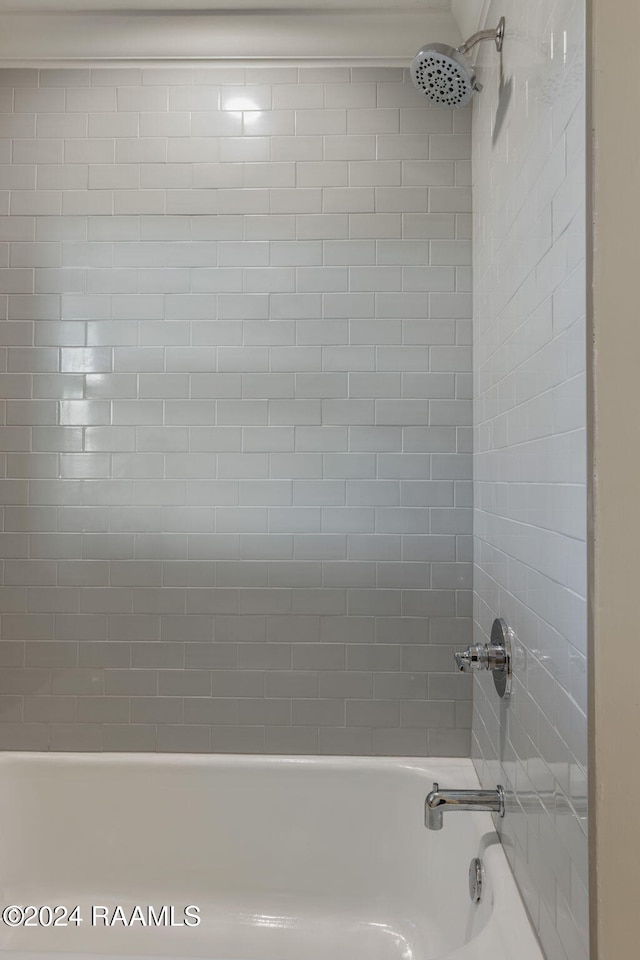 bathroom with tiled shower / bath combo