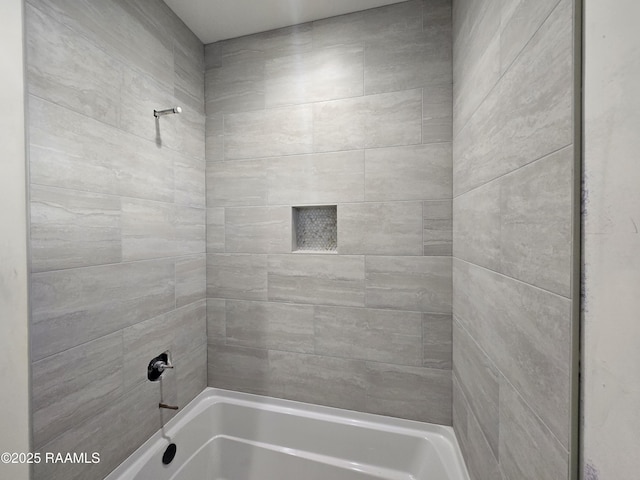 bathroom with tiled shower / bath