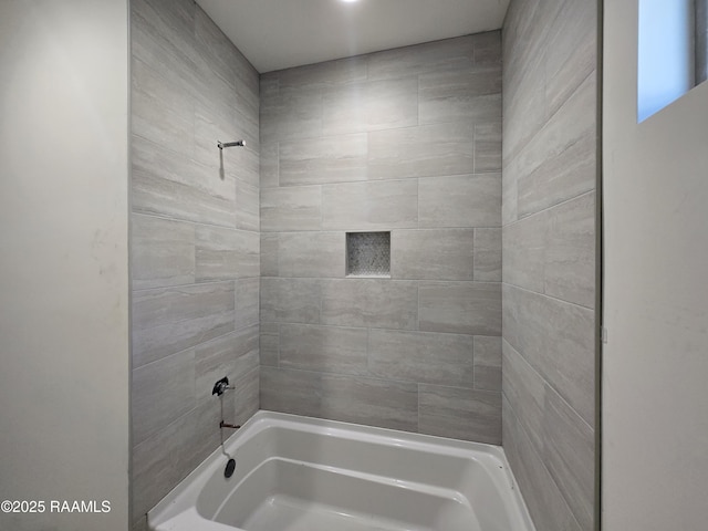 bathroom featuring tiled shower / bath combo