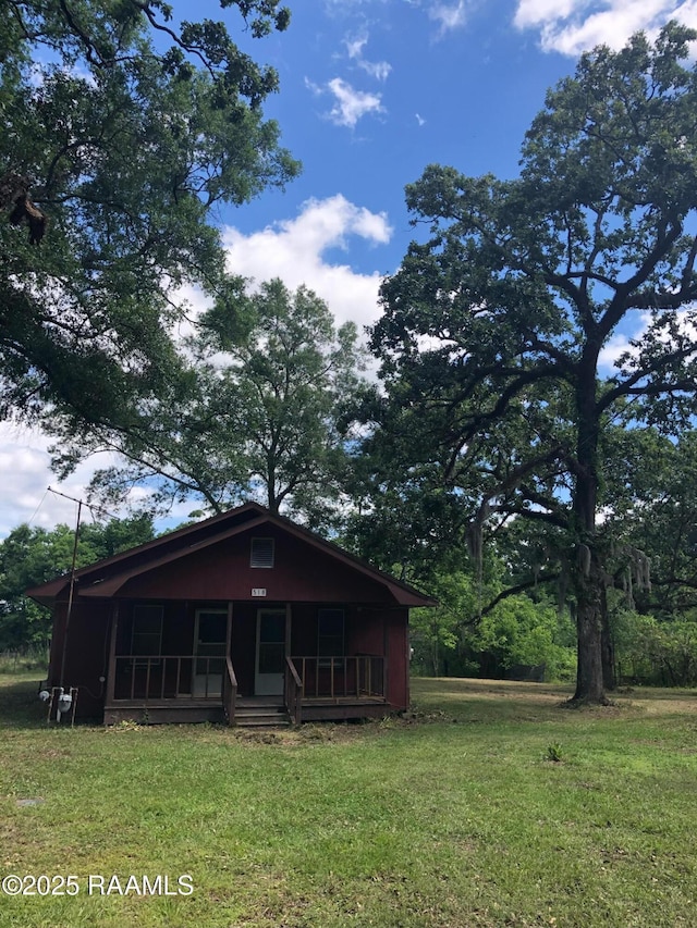 view of front facade with a front yard