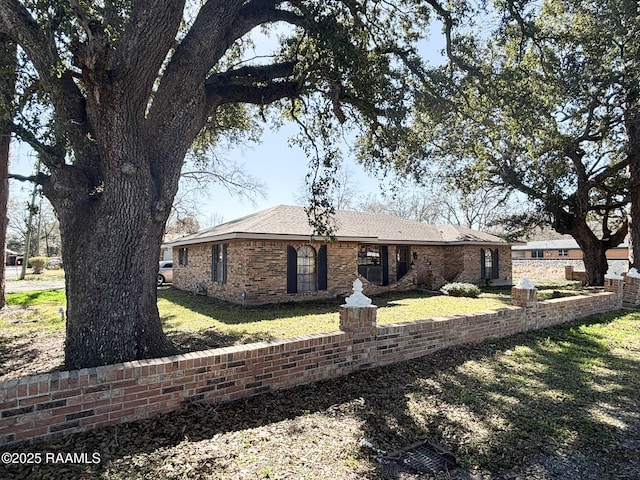 single story home with a front yard