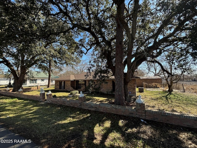 view of front of property featuring a front lawn