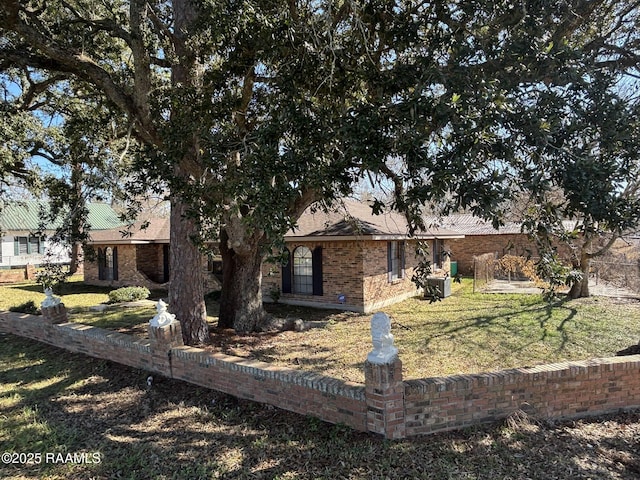 view of front of home with a front lawn