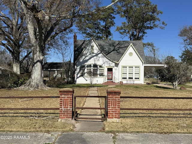 view of front of property featuring a front yard